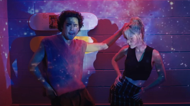 Jimmy de Kiernan Shipka y Ben de Nico Hiraga bailan uno al lado del otro en Sweethearts