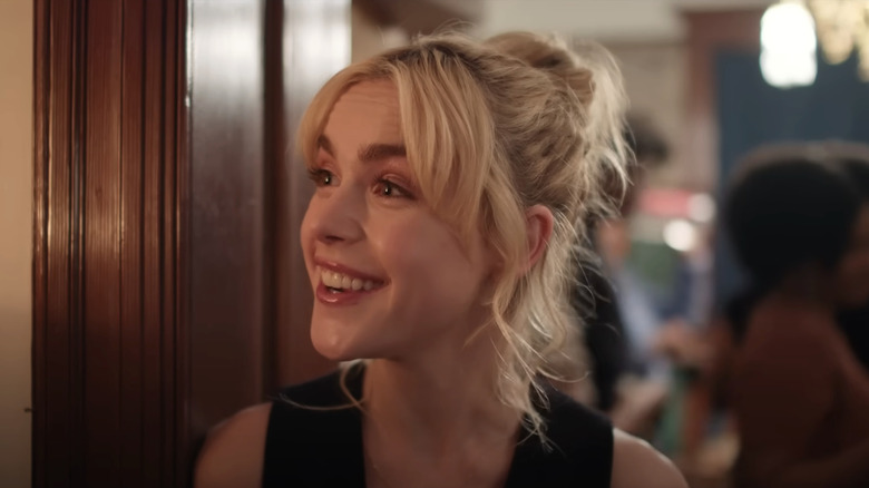 Jamie Kiernan Shipka sonríe en San Valentín