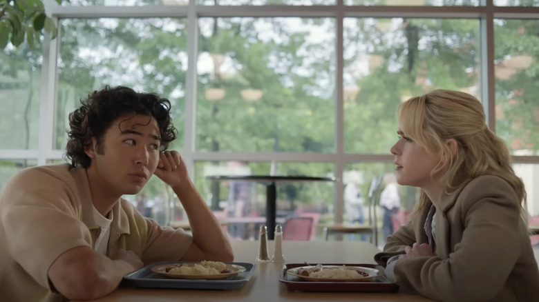 Jimmy interpretado por Kiernan Shipka se sienta en la mesa de la cafetería de Ben Nico Hiraga en Sweethearts