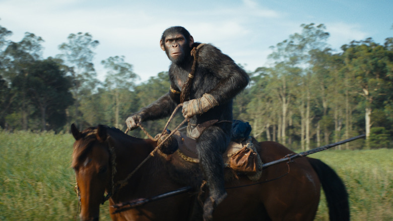 Noa andando a cavalo em Kingdom Planet of the Apes