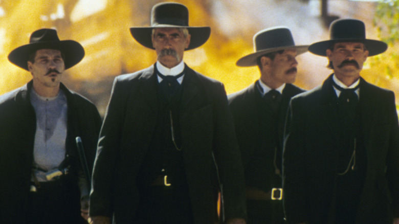 Doc Holliday, Virgil Earp, Morgan Earp, dan Wyatt Earp menjadi legenda di Tombstone