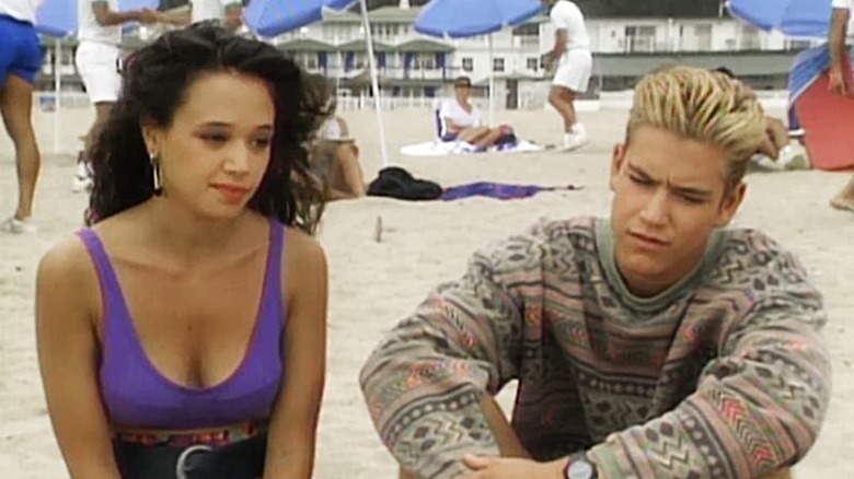 Leah Remini as Stacey Carosi and Mark-Paul Gosselaar as Zack Morris share a tender moment on the beach in Saved by the Bell