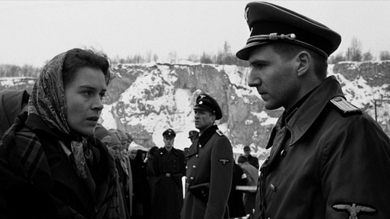 Embeth Davidtz e Ralph Fiennes na lista de Schindler