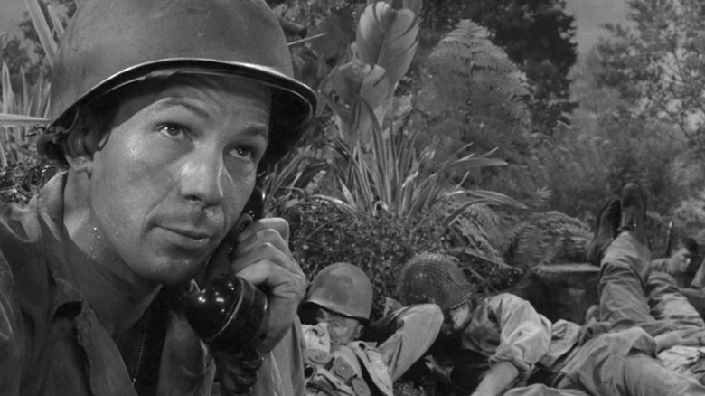 Leonard Nimoy apareceu em um episódio de The Twilight Zone fazendo referência à história militar de Rod Serling