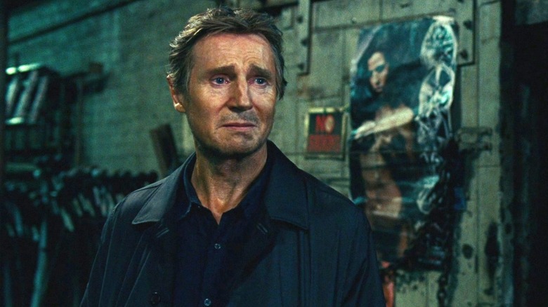 Liam Neeson franze a testa como Harry Rawlings em viúvas