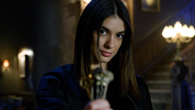 Laysla De Oliveira holding keys