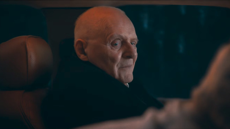 Anthony Hopkins como William olhando ameaçadoramente para Bill Skarsgard