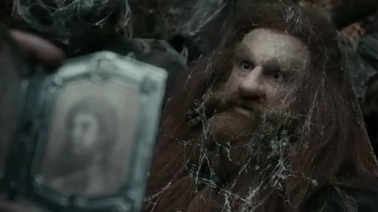 Gloin holding a picture of young Gimli in The Hobbit