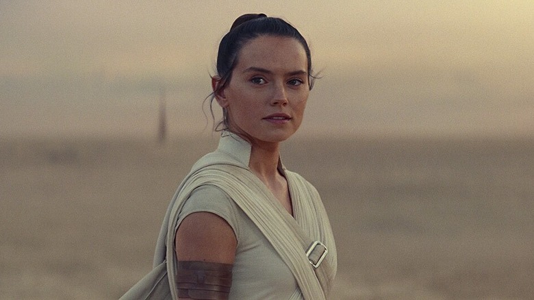 Daisy Ridley as Rey looking off into the distance at the end of Star Wars: The Rise of Skywalker