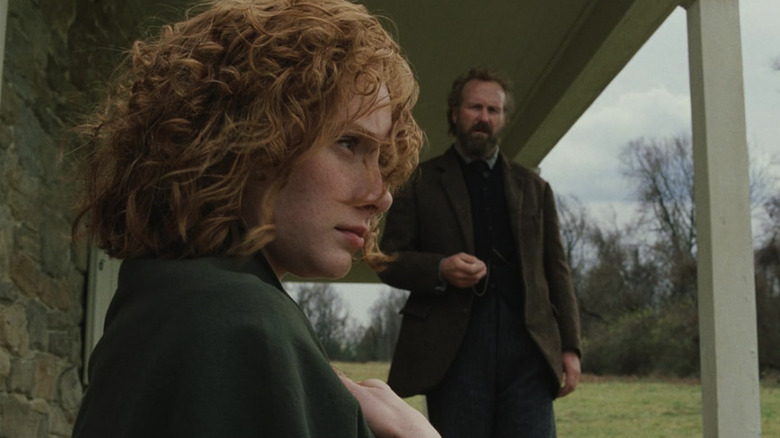 Bryce Dallas Howard e William Hurt em The Village