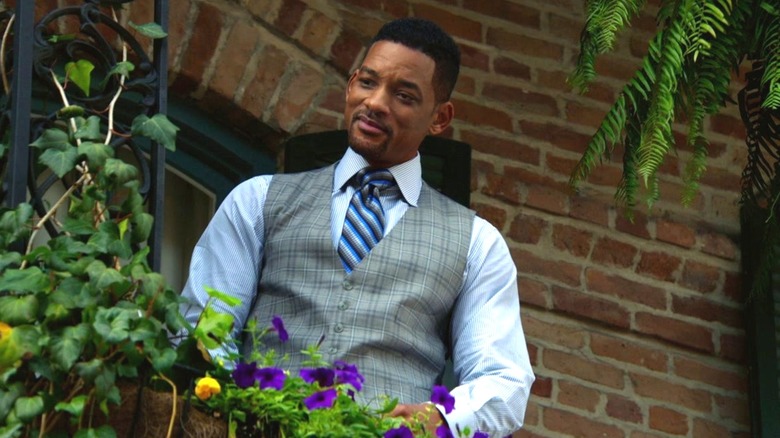 Will Smith as Nicky in Focus, looking down from a balcony