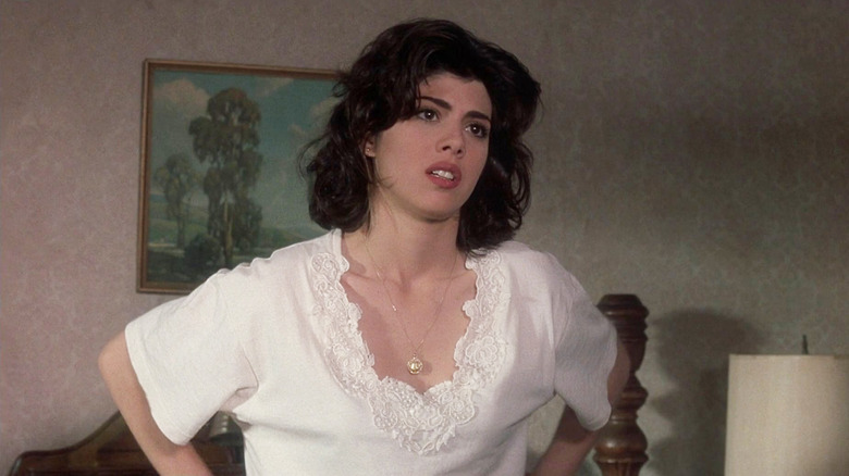 Marisa Tomei como Mona, parada en una habitación de hotel, en My Cousin Vinny.