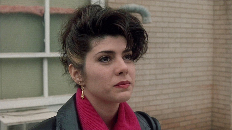 Marisa Tomei como Mona, con una bufanda, en Mi primo Vinny