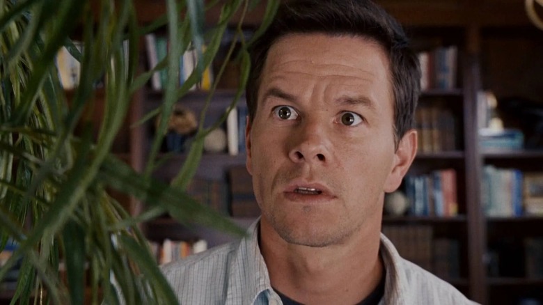 Mark Wahlberg como Elliot Moore contempla una fábrica en The Happening