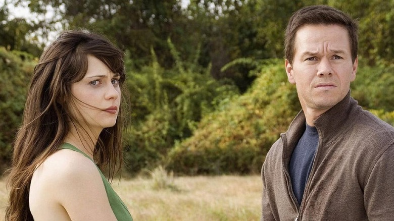 Zooey Deschanel como Alma y Mark Wahlberg como Elliot observan una amenaza entrante en The Happening