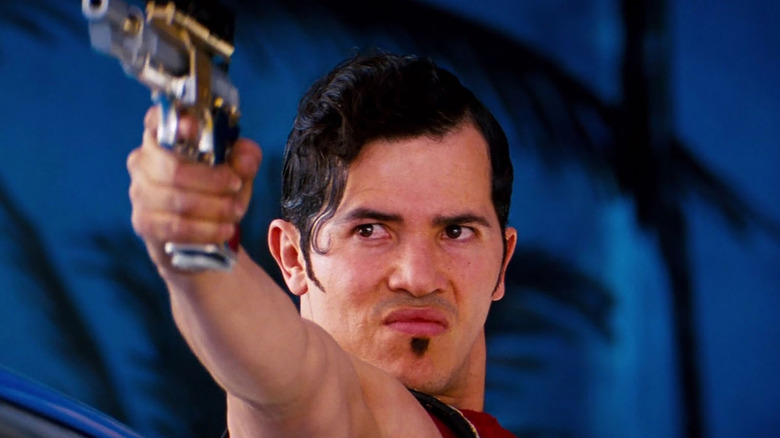 john leguizamo holding a gun in romeo + juliet