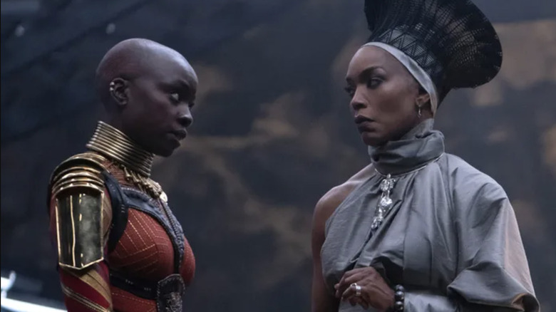 A Dora Milaje fala com a rainha Ramonda em Pantera Negra: Wakanda para sempre