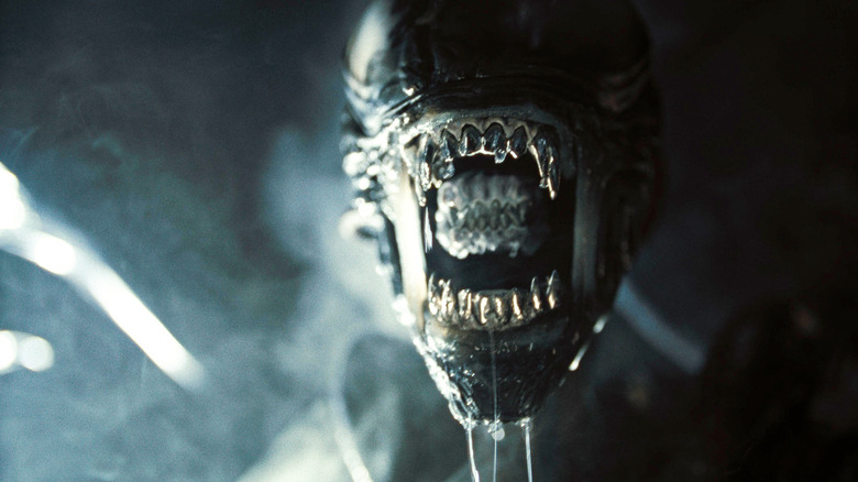 O Xenomorfo atacando em Alien: Romulus