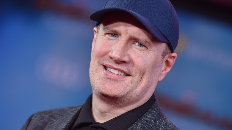 Kevin Feige em um chapéu azul, participando da estréia do Homem-Aranha: de jeito nenhum para casa.