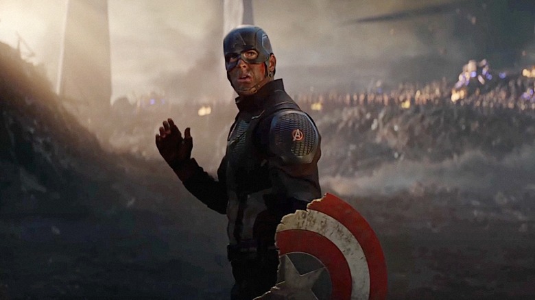 Steve Rogers se vira de espanto em Vingadores: Endgame