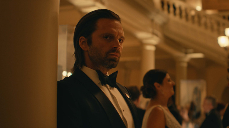 Bucky Barnes em um smoking participando de uma gala de coquetéis