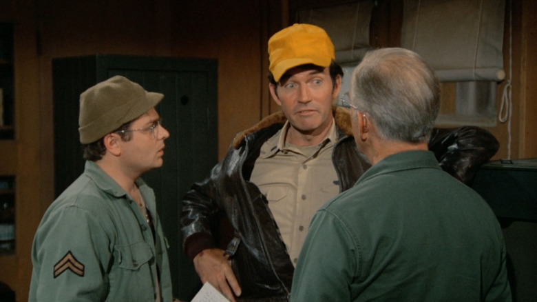 Gary Burghoff, Robert Hogan e Harry Morgan em M*A*S*H