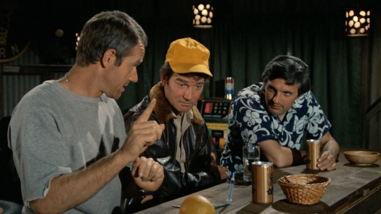 Mike Farrell, Robert Hogan e Alan Alda em M*A*S*H