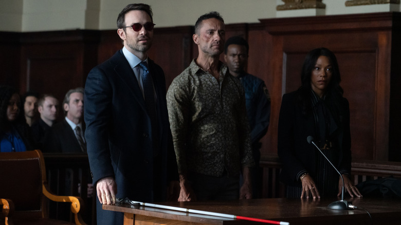 Matt Murdock dari Charlie Cox, Kamar de Los Reyes 'Hector Ayala, dan Nikki M. James' Kirsten McDuffie di Pengadilan tentang Daredevil: Born Again