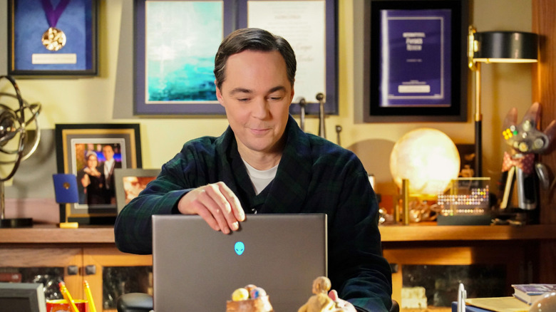 El viejo Sheldon cierra su computadora portátil sobre el pequeño Sheldon.