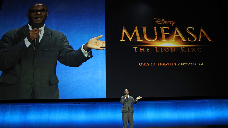 Barry Jenkins apresentando imagens de Mufasa: O Rei Leão no CinemaCon