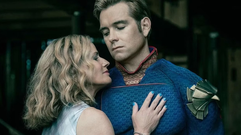 Madeleine Stillwell y Homelander en un abrazo casi romántico en The Boys