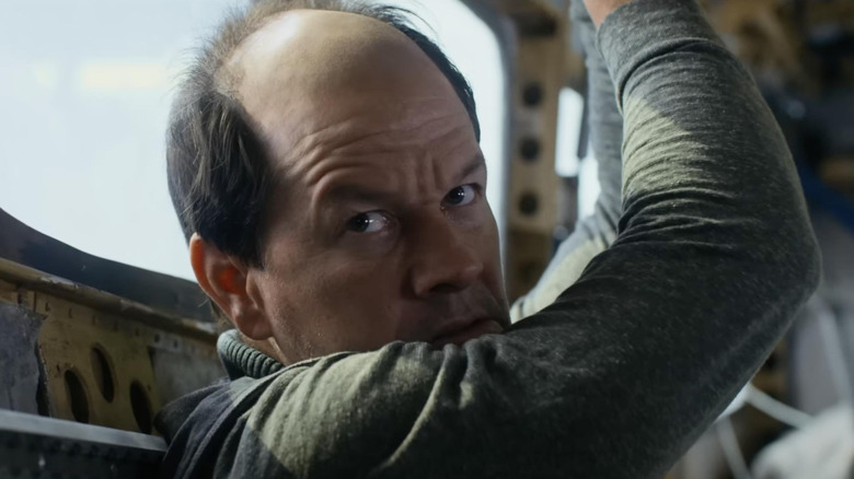 Mark Wahlberg as Daryl handcuffed in the back of the plane in Flight Risk