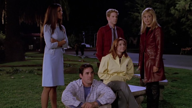 Charisma Carpenter, Nicholas Brendon, Alyson Hannigan, Seth Green e Sarah Michelle Gellar em Buffy, a Caça-Vampiros