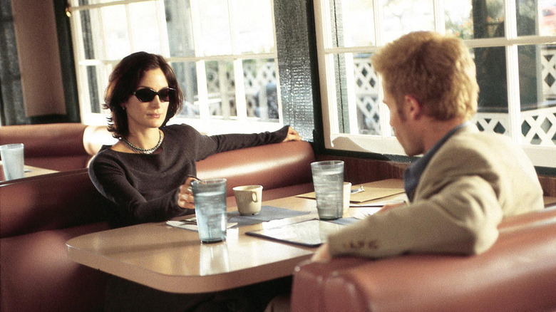 Carrie-Ann Moss and Guy Pearce Memento