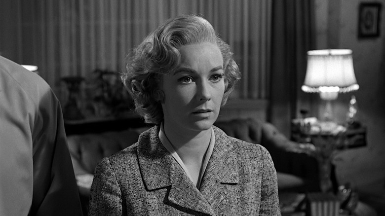 Vera Miles como Lila Crane parecendo preocupada em psicopata