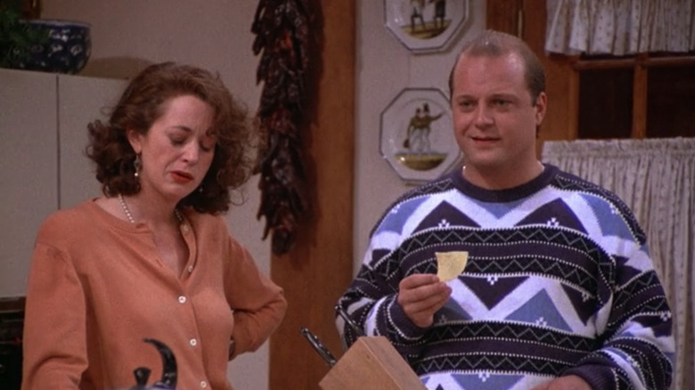 Steve and Jenny Pocatello looking confused, eating bag of chips in Seinfeld episode The Sranded