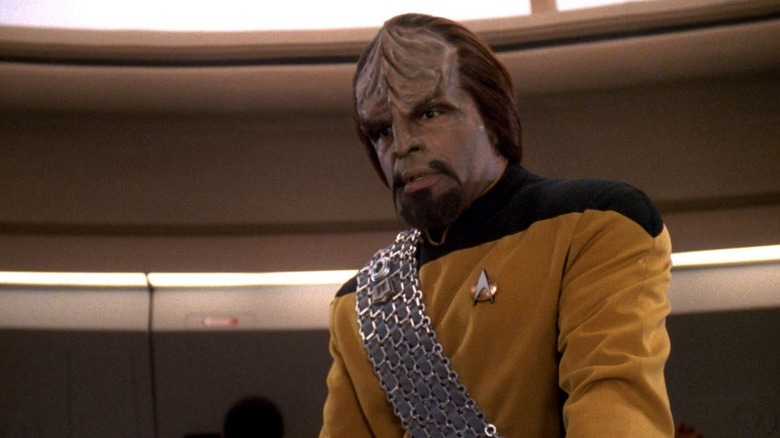 Michael Dorn como Worf na ponte da empresa em um episódio da sétima temporada de Star Trek: The Next Generation.