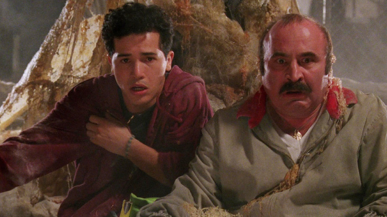 John Leguizamo sebagai Luigi dan Bob Hoskins sebagai Mario tampak bingung di Super Mario Bros.