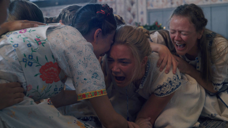 Still of women screaming in Midsommar