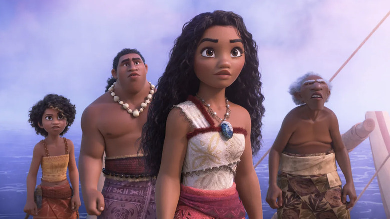 Lotto, Moony, Moana y Kili están en el mar mientras miran hacia algo en la distancia en Moana 2.