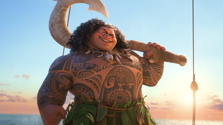 Maui, de Dwayne Johnson, segurando seu anzol em Moana 2