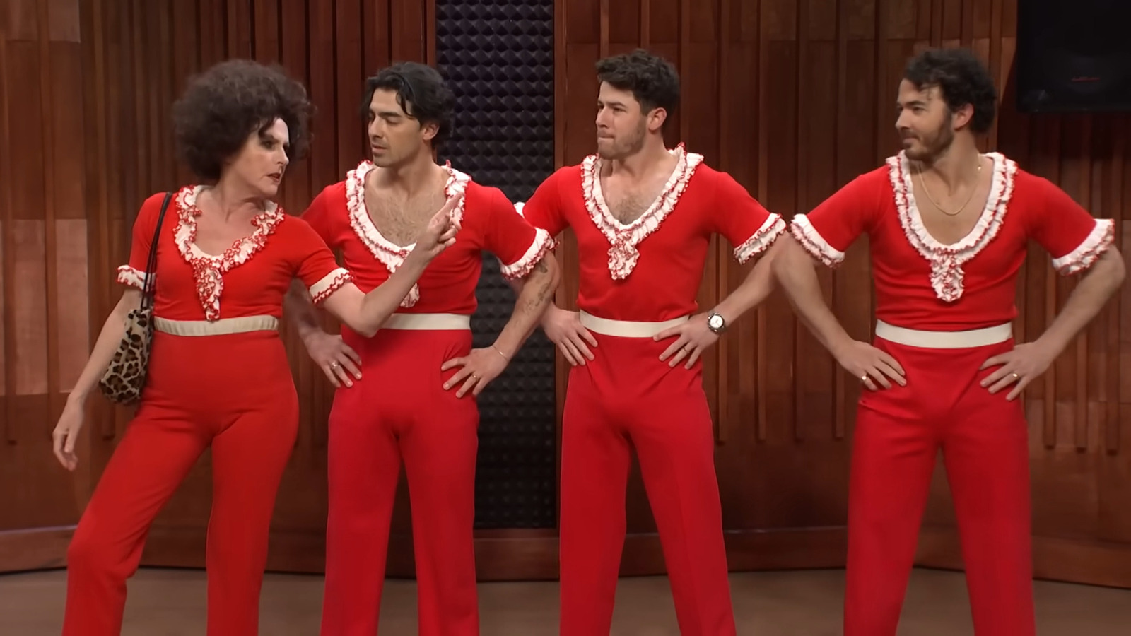 Molly Shannon Brings Back Sally Omalley On Snl And The Jonas Brothers Join In