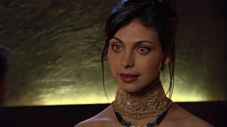 Morena Baccarin como Adria falando com seu povo em Stargate SG-1