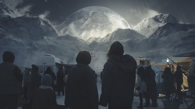 A bunch of people look at the Moon as it gets closer to Earth.