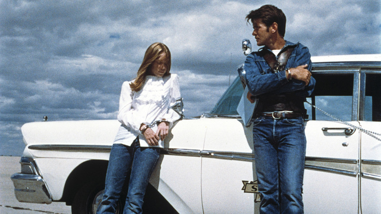 Martin Sheen Sissy Spacek lean against car