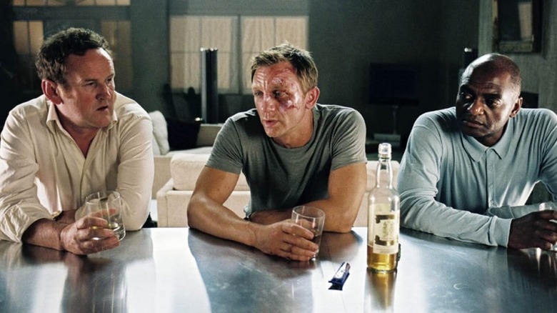 Daniel Craig drinks at bar in Layer Cake