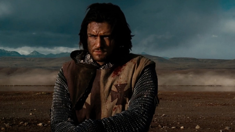 Orlando Bloom as Balian stands in the desert in Kingdom of Heaven