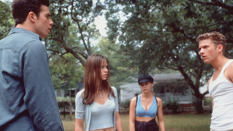Freddie Prinze Jr., Jennifer Love Hewitt, Sarah Michelle Gellar, and Ryan Phillippe star in I Know What You Did Last Summer (1997)