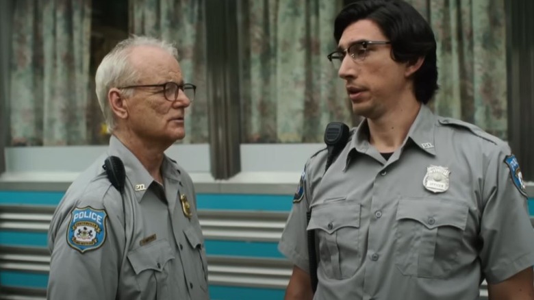 Cliff Robertson, de Bill Murray, e Ronnie Peterson, de Adam Driver, vestindo uniformes de policiais em The Dead Don't Die