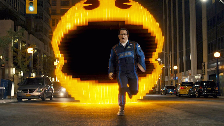 Ludlow fugindo do Pac-Man em Pixels